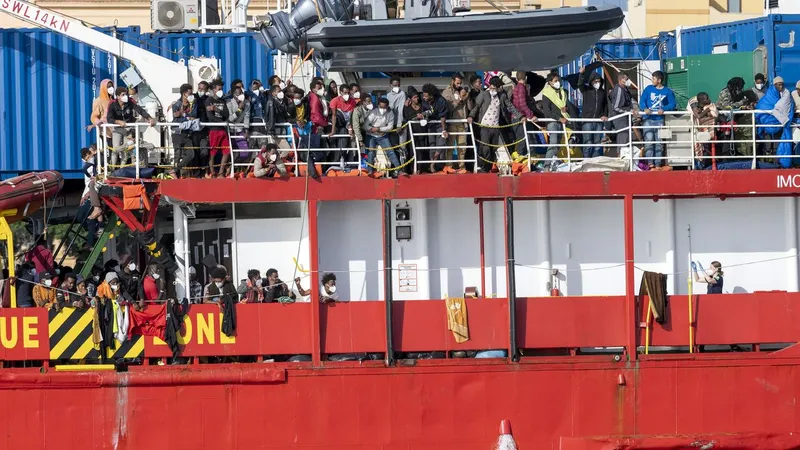 Há dois dias mais de 800 migrantes tinham sido resgatados do mar na mesma zona.&nbsp; Foto&nbsp;EPA/CARMELO IMBESI