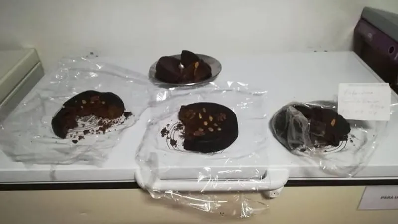 Os quatro bolos aparentemente iguais mas sujeitos a condições distintas e confeccionados em datas diferentes.   Fotos DR/JMS