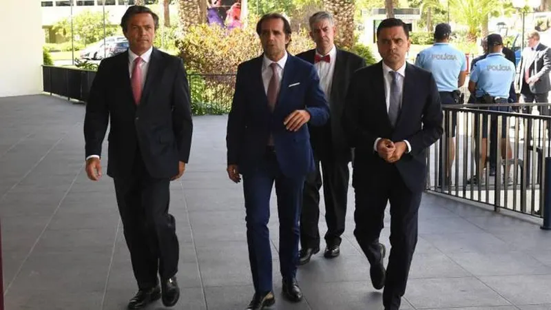 Apesar de terem chegado juntos à assembleia geral da CRPM, o ministro do Planeamento e o presidente do Governo estão em campos longínquos na negociação do subsídio de mobilidade aérea.