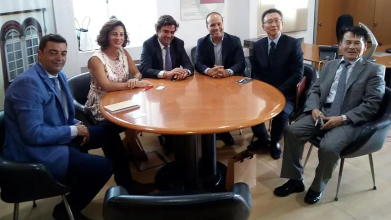 A direcção da ACIF-CCIM à esquerda com o embaixador Chul-min Park e o seu tradutor à direita.