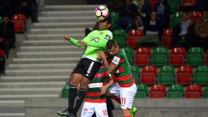 Heldon salta mais alto que os defesas do Marítimo. Foto Joana Sousa/ASPRESS