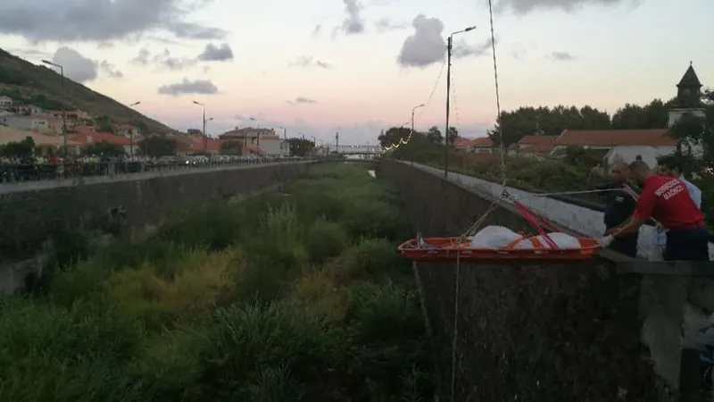 O corpo foi resgatado pelos Bombeiros Municipais de Machico há pouco