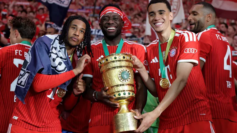 Alphonso Davies no centro da fotografia.