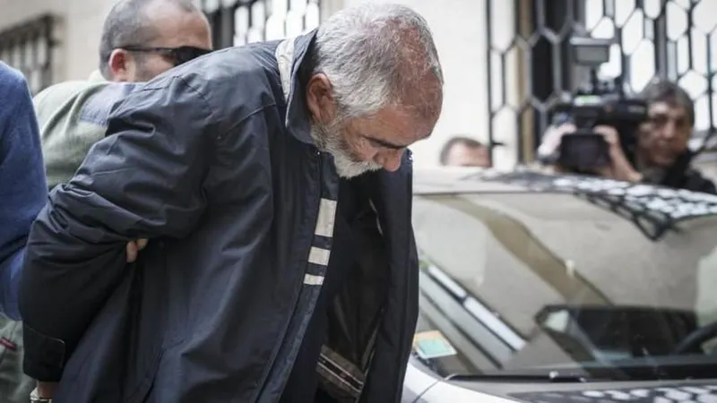 O homicida à chegada à instalações da PJ de Braga.   Foto Miguel Pereira/Global Imagens