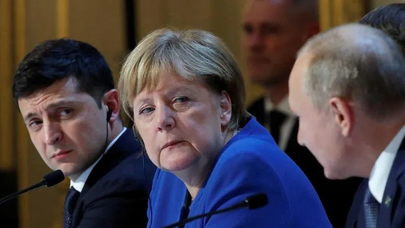 A ex-chanceler alemã, Angela Merkel, ladeada pelo presidente da Ucrânia, Volodymyr Zelensky, e da Rússia, Vladimir Putin, numa fotografia de 2019