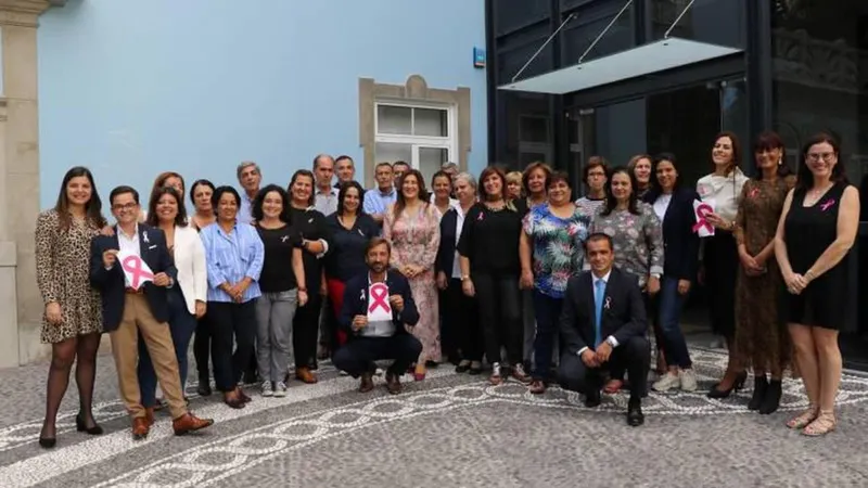 Os colaboradores da SRIC exibem o laço cor-de-rosa representativo da luta e prevenção do Cancro da Mama.
