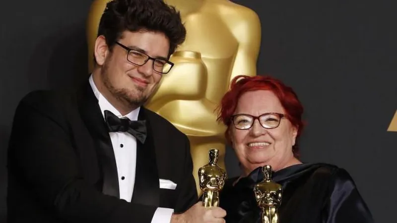 Orlando von Einsiedel com o Oscar de melhor Documentário.   Foto EPA/PAUL BUCK