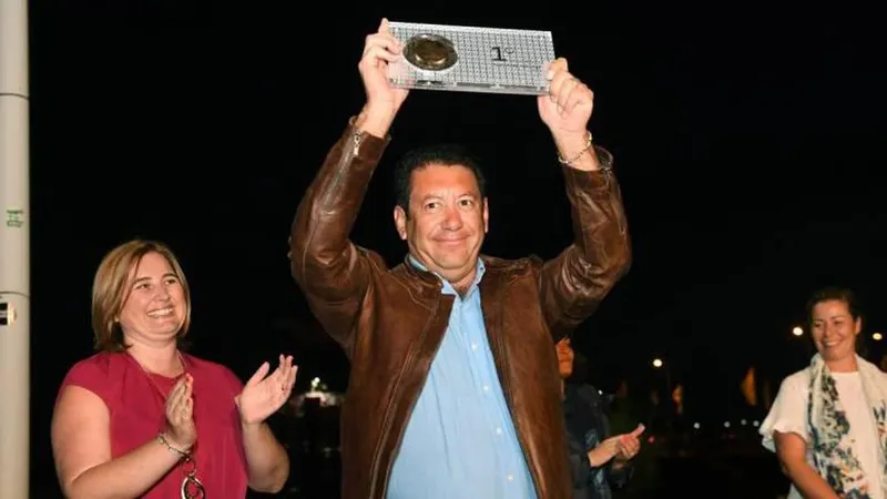 Ignacio Reyes, da Pirotecnia Reyes (México), ergue o 1.º prémio do júri.
