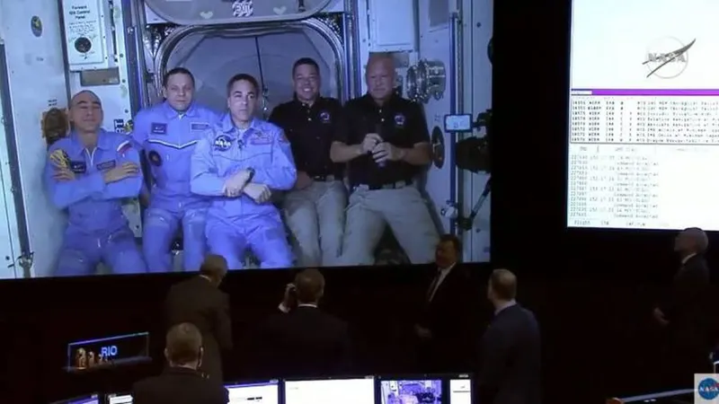 Os cinco astronautas (três já lá estavam e os dois novos ‘inquilinos’) juntos na EEI. Foto Nasa