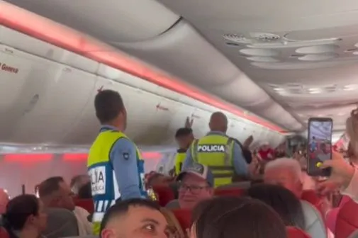 Agentes da PSP no interior do avião da Jet2 que ontem teve de aterrar no Porto Santo para deixar um passageiro mal comportado.