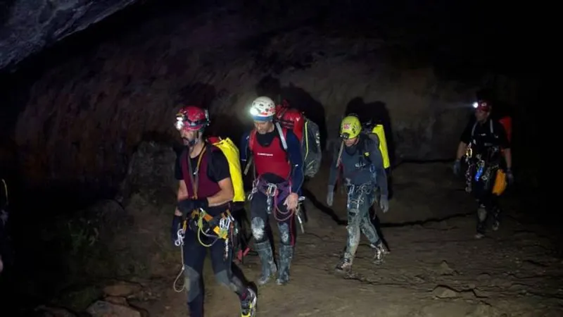 Resgate de quatro espeleólogos portugueses numa gruta em Espanha.