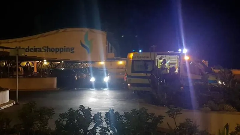 O homem foi assistidos pelos bombeiros no próprio parque de estacionamento do Madeira Shopping.  Foto Rúben Santos