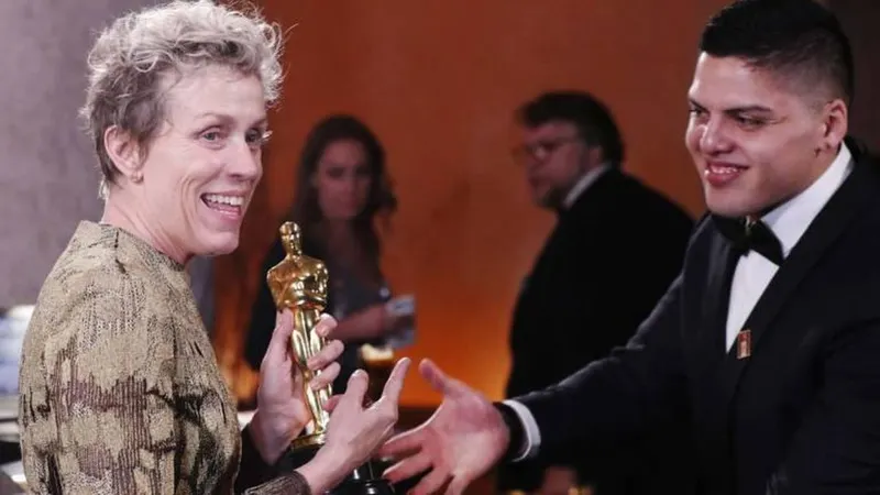 Frances McDormand e o filho Pedro McDormand Coen.   Foto REUTERS/Mario Anzuoni