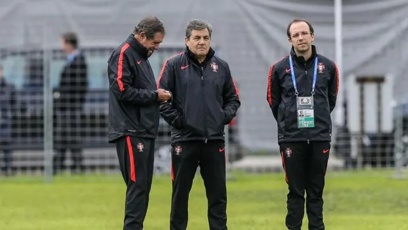 Fernando Gomes (ao centro) a acompanhar o treino da selecção na Rússia.   Foto Jorge Amaral/Global Imagens
