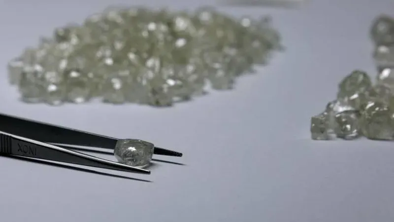 Muitos diamantes que chegam ao Ocidente continuam a ser retirados de forma ilegal.  Foto REUTERS/Siphiwe Sibeko/Arquivo