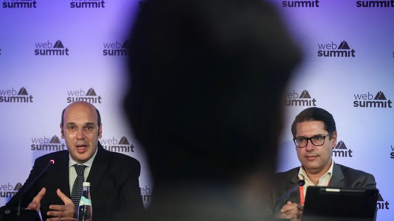 Mourinho Félix (à direita na foto) ao lado do ministro da Economia na Web Summit.&nbsp; Foto&nbsp;MÁRIO CRUZ/LUSA