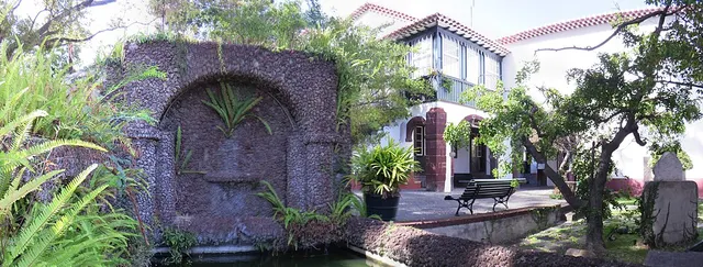 Jardim da Quinta das Cruzes, em tempos pertencente ao avô de Luzia, onde a escritora passou parte da sua infância em companhia do pai e dos avós. A propriedade seria depois adquirida por Tristão Bettencourt da Câmara, barão do Jardim do Mar e diretor do Diário de Notícias. Os barões do Jardim do Mar eram tios do marido de Luzia, tendo o casal aqui passado a lua de mel, visitando-a depois frequentemente. (Atribuição: Paulo Santos Perneta/Wikimedia Commons CC-BY-SA 4.0)