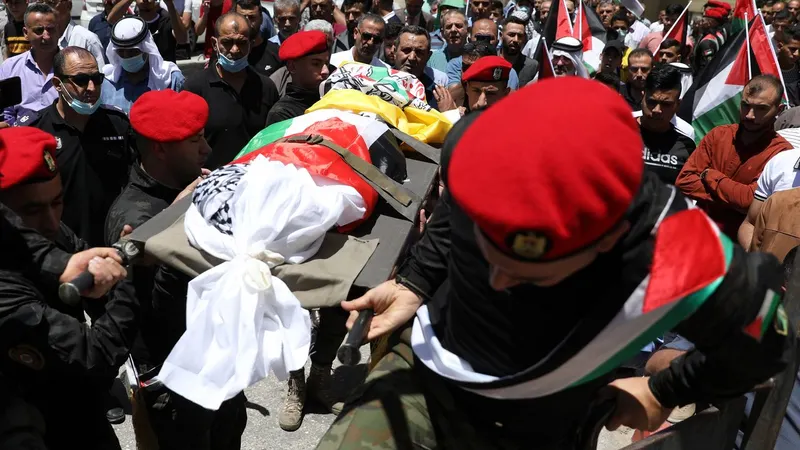O funeral de um jovem palestiniano de 15 anos morto no conflito. FOTO ABED AL HASHLAMOUN/EPA