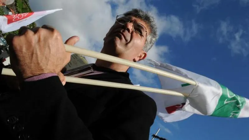 O líder da bancada parlamentar do CDU lembra que nem todas as candidaturas para as autárquicas foram apresentadas