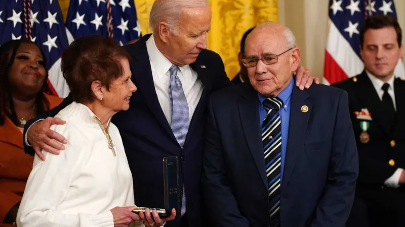 Joe Biden atribui a 'Medalha Presidencial Civil' a Gladys Sicknick e Charles Sicknick, pais do polícia Brian Sicknick, que faleceu na sequência do ataque ao Capitólio, numa cerimónia que marcou o segundo aniversário do ataque. Casa Branca, Washington, 6 de Janeiro de 2023.<br>