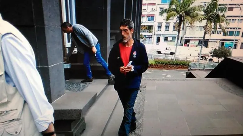 O arguido chegou ao tribunal algemado, acompanhado de inspectores da PJ. Foto Miguel Fernandes Luís/Direitos Reservados