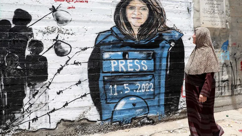 Mural para a jornalista Shireen Abu Akleh, da Al Jazeera, morta a 11 de Maio alegadamente por fogo israelita, na Cisjordânia.<br>