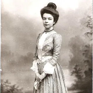 Retrato a três quartos de Luzia tirado nos Vicentes a 12 de março de 1901, quando ainda se encontrava casada com Francisco João de Vasconcelos. Luzia era, neste dia, recém-chegada do Jardim do Mar, onde poucos dias antes se despedira do padre José Antero de Faria e Sousa, dali transferido para a Ribeira Brava. (Photographia “Vicente”, foto em domínio público)