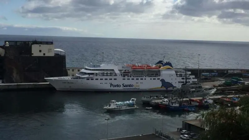 O barco vai ficar no cais devido à agitação marítima prevista para esta segunda-feira.   Foto Arquivo