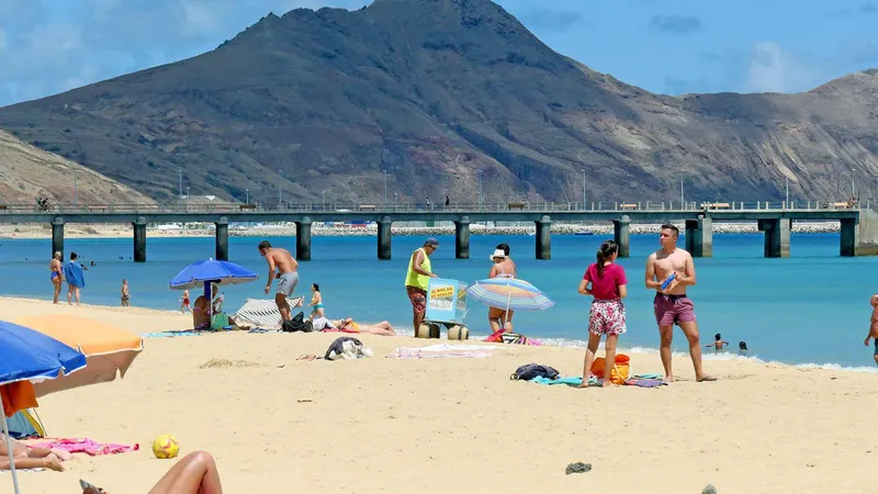 Também o Porto Santo está sob aviso laranja para tempo quente até sábado.