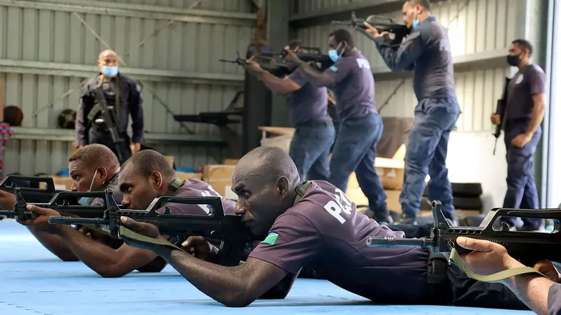 As forças chinesas têm dado ensinamentos com armas tácticas à polícia das Ilhas Salomão.&nbsp; &nbsp;Foto&nbsp;Handout/RSIPF/AFP