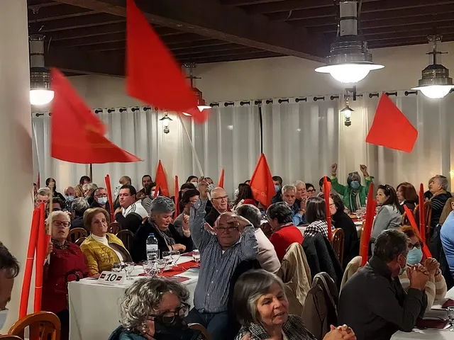 Cerca de 400 pessoas marcaram presença neste jantar-comício.