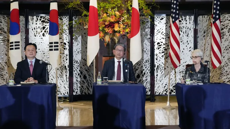 O vice-ministro dos Negócios Estrangeiros da Coeria do Sul, Cho Hyundong, o vice-ministro dos Negócios Estrangeiros do Japão, Takeo Mori, e a secretária de Estado-Adjunta dos EUA, Wendy Sherman, em conferência de imprensa conjunta.&nbsp; Foto&nbsp;EPA/Eugene Hoshiko/POOL