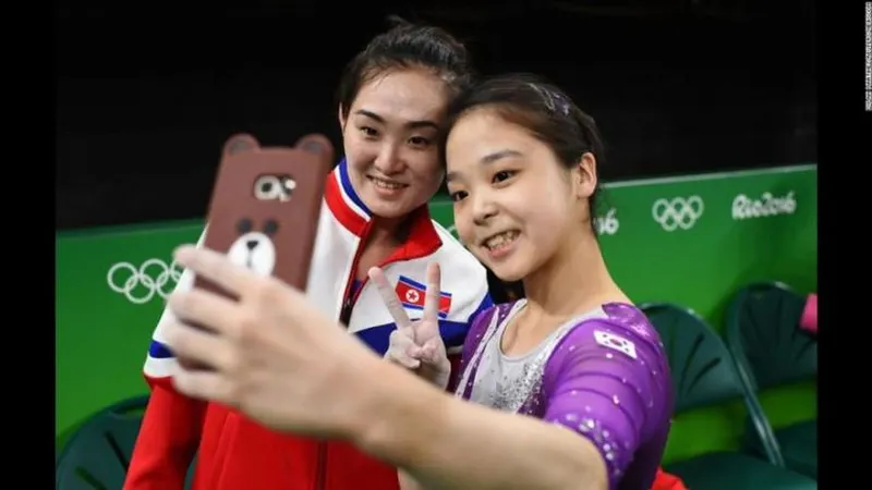 Ginasta da Coreia do Norte, Hong Un-jong com a ginasta da Coreia do Sul, Lee Eun-ju, nos Jogos Olímpicos do Rio de Janeiro.