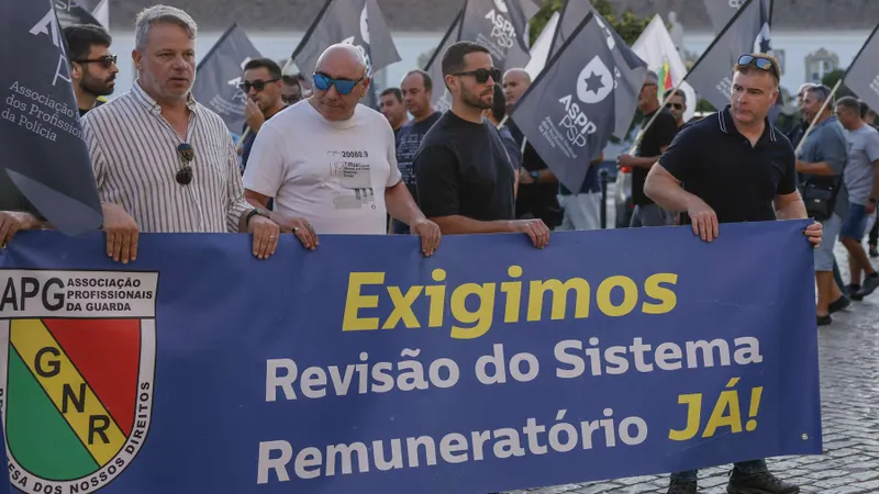 Decorreu hoje, em Faro, o protesto "Por um Portugal seguro para todos", uma de várias acções de protesto que decorrem por todo o País, convocadas pela Associação dos Profissionais da Guarda (APG/GNR) e pela Associação Sindical de Profissionais de Polícia (ASPP/PSP).&nbsp;