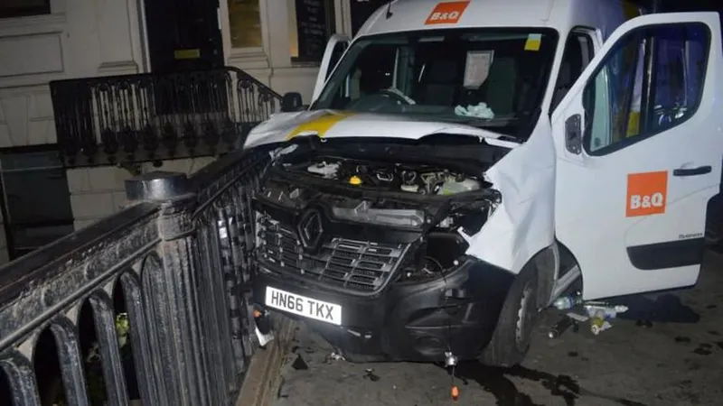 A carrinha utilizada no ataque, que estaria para ser um camião.  Foto Metropolitan Police/via Reuters