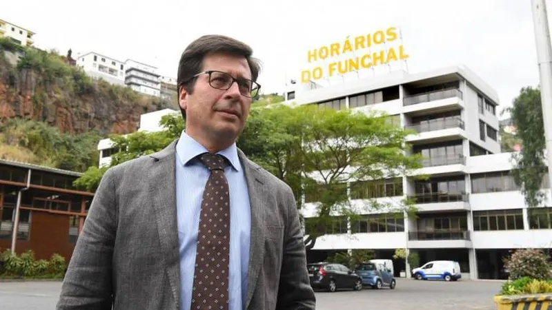 O presidente do conselho de administração da empresa pública HF deliberou e assinou o contrato em pleno estado de emergência.