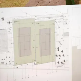 Os courts de ténis são recuperados e nascem três novos campos de padel no lugar da piscina.