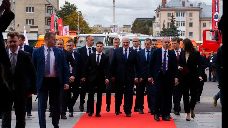 Zelensky&nbsp; e Lukashenko em 2029, numa recepção do então recém-eleito presidente ucraniano ao homólogo bielorrusso em Kiev.&nbsp; &nbsp;Foto Shutterstock