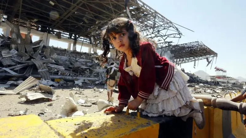 Rapariga iemenita tenta passar barreiras Foto EPA/YAHYA ARHAB