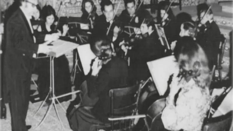 Foto de&nbsp;arquivo de 1970 da Orquestra de Câmara da Academia de Música da Madeira (Academia de Música e Belas Artes da Madeira) a ser dirigida pelo Maestro Augusto Pereira de Sousa.