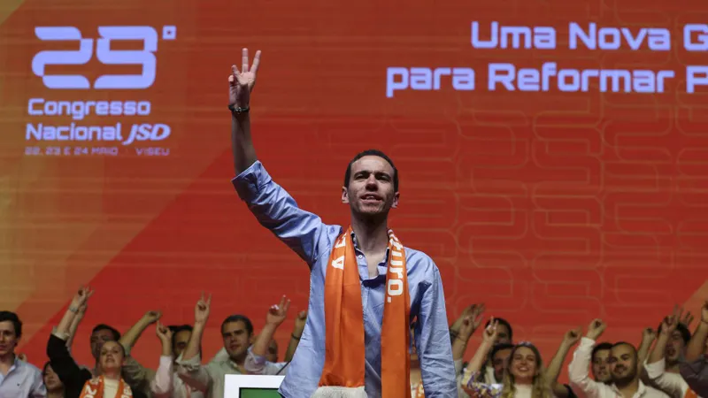 O novo presidente da JSD, João Pedro Luís, durante a sessão de encerramento do 29.º Congresso da JSD, em Viseu.