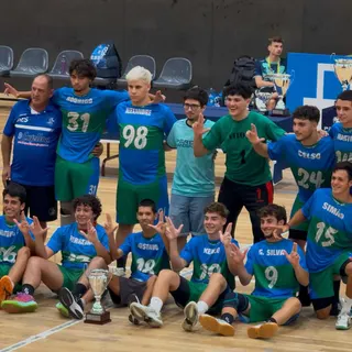 Os campões: Vitor Alves; Victor Gonçalves; Mateus Freitas; Martim Ramalho; Simão Rosa; Nuno Rodrigo Ferreira. Paulo Vieira, treinador.