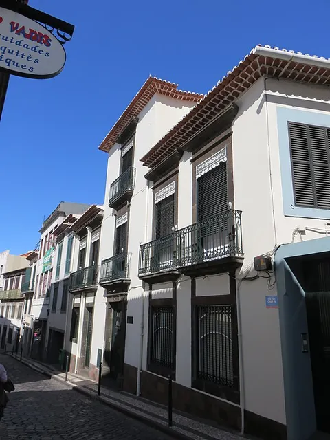 Vista para ocidente do antigo solar torreado dos viscondes das Nogueiras, à rua da Mouraria. Foto de agosto de 2019. Atribuição: PESP / Wikimedia CC-BY-SA 4.0