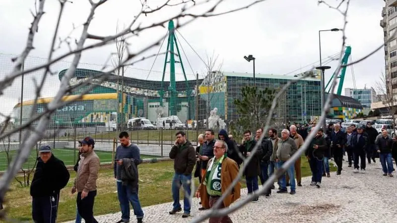Sócios do Sporting enchem pavilhão João Rocha para decidir futuro da direcção. FOTO LUSA