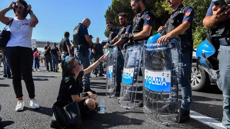 Trabalhadores da Alitalia têm realizado várias acções de protesto pela situação na empresa. A solução chegou hoje.&nbsp; &nbsp;Foto&nbsp;Tiziana FABI/AFP