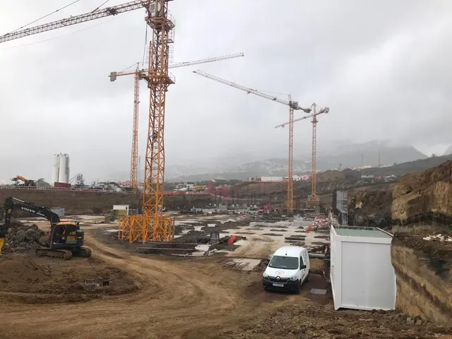 Fundações da zona dos
estacionamentos, no piso -1. Por cima, vai ser construído o edifício das áreas de internamento, com&nbsp; 607
camas.