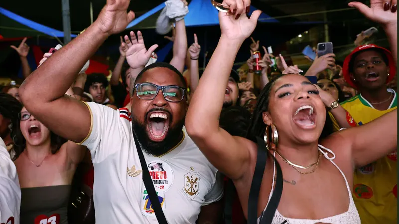 Apoiantes de Lula da Silva festejam a reeleição no Rio de Janeiro. FOTO ANDRÉ COELHO/EPA