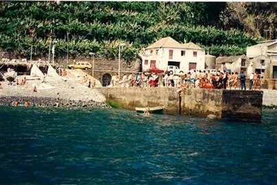 No centro da imagem é visível a antiga fonte junto à praia, na marginal da Calheta. Foto DR