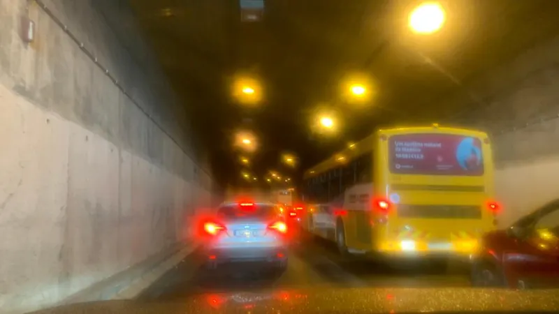 No centro da cidade, são várias as ruas onde o trânsito tem estado condicionado durante a hora de almoço.