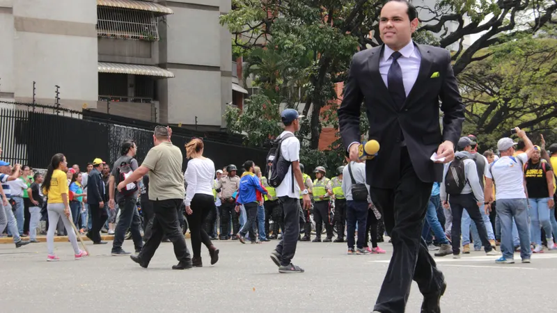 Em Julho de 2017, o repórter Euclides Sotillo foi detido pelas forças secretas durante o protesto rpopular contra Nicolás Maduro.&nbsp; &nbsp;Foto Shutterstock/Edgloris Marys